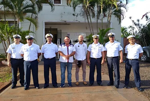 Registro da equipe com profissionais da Marinha