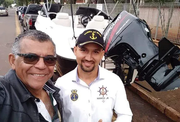 Equipe náutica junto a uma embarcação